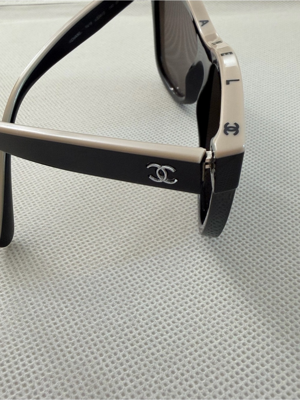 CHANEL Chanel Black & Beige CC Logo Sunglasses with Light Black Lenses - Picture 5 of 10